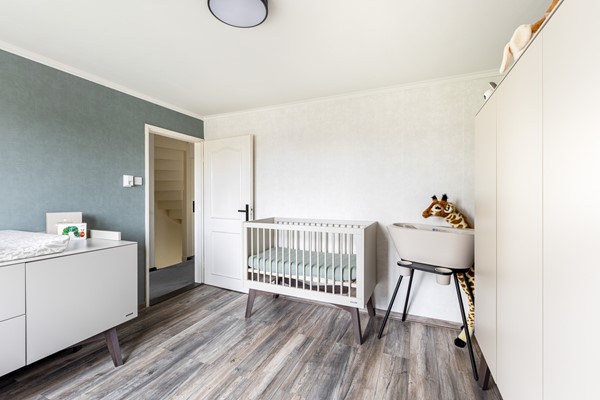 Foto - Te koop: Ruime 2-onder-1-kapwoning met dubbele garage, eigen oprit en fijne tuin